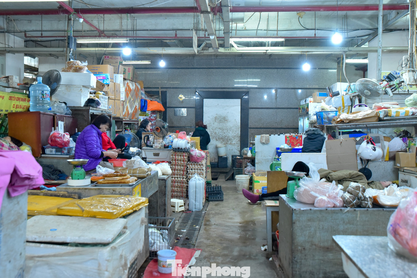 Cũng theo các tiểu thương chợ Âm Phủ, không chỉ kinh tế khó khăn, hiện tiểu thương còn phải cạnh tranh với những bán hàng online qua các trang mạng xã hội.