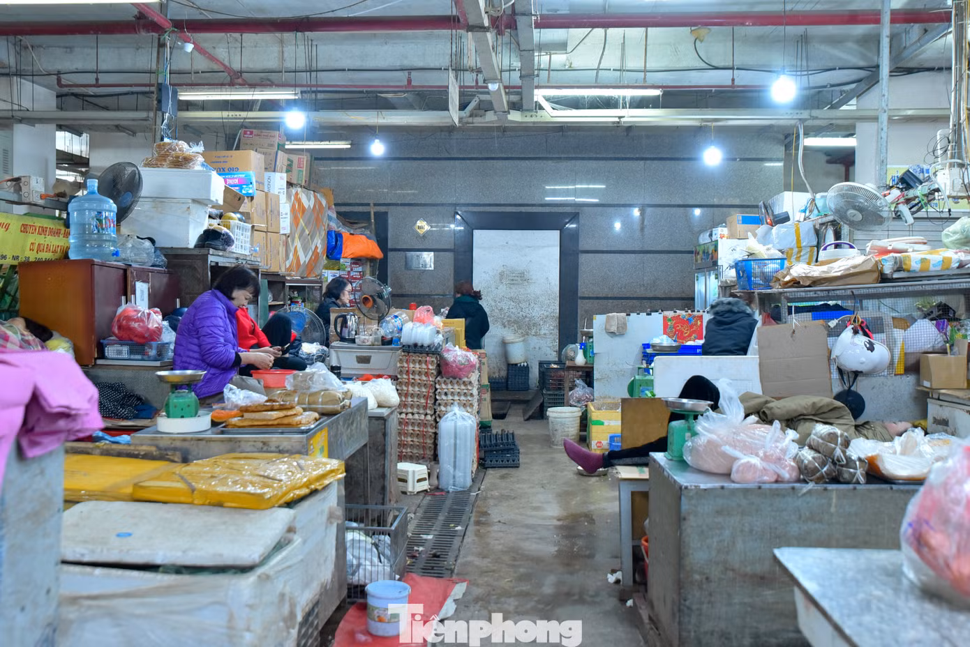 Cũng theo các tiểu thương chợ Âm Phủ, không chỉ kinh tế khó khăn, hiện tiểu thương còn phải cạnh tranh với những bán hàng online qua các trang mạng xã hội.