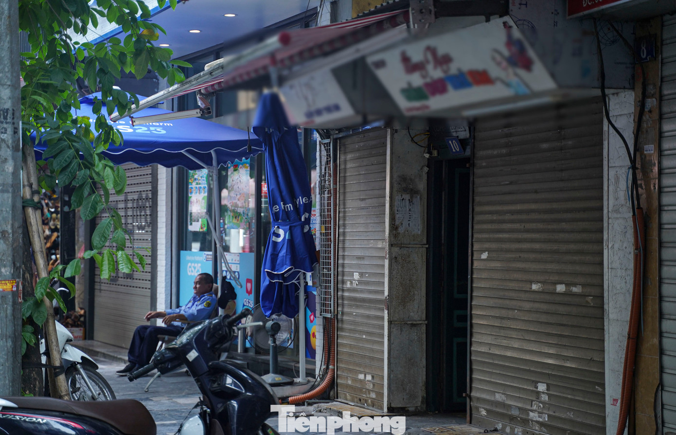 Cùng thời điểm, nhiều cửa hàng tại khu vực phố Hàng Dầu (quận Hoàn Kiếm) cũng đóng cửa hàng loạt.