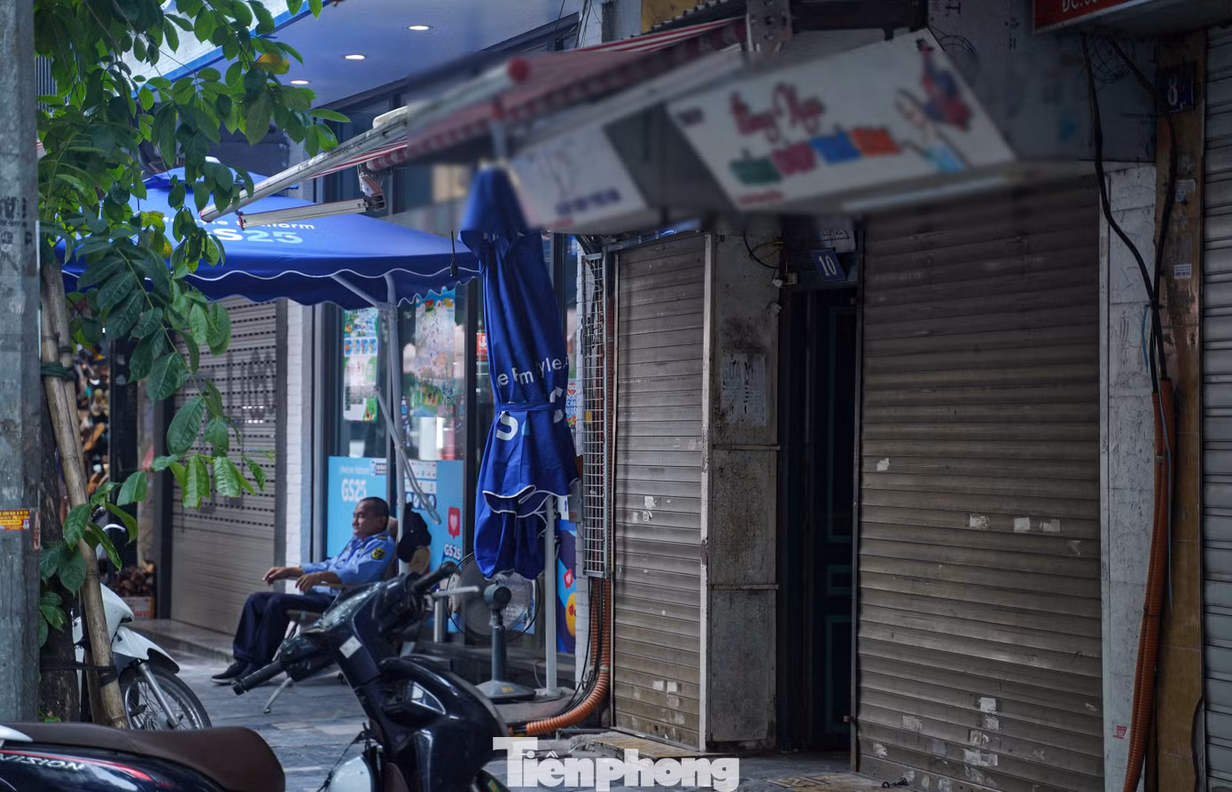 Cùng thời điểm, nhiều cửa hàng tại khu vực phố Hàng Dầu (quận Hoàn Kiếm) cũng đóng cửa hàng loạt.