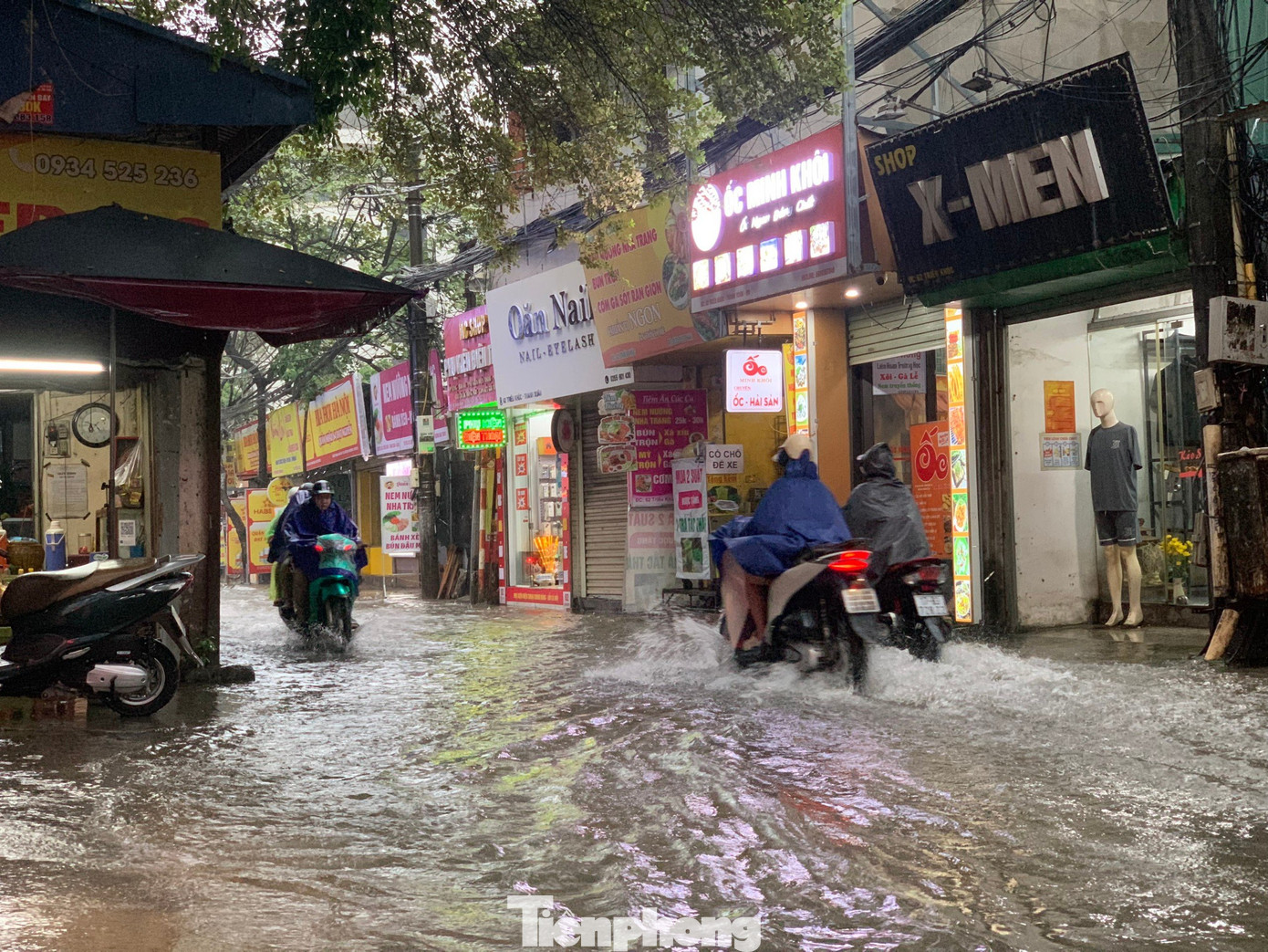 Theo Trung tâm Dự báo Khí tượng Thủy văn Quốc gia, tại Hà Nội, có khả năng mưa to từ chiều đến tối nay (23/7), kéo dài đến rạng sáng mai (24/7). Từ thứ Sáu, Hà Nội hết mưa, nhiệt độ tăng dần. Theo Trung tâm Dự báo Khí tượng Thủy văn Quốc gia, tại Hà Nội, có khả năng mưa to từ chiều đến tối nay (23/7), kéo dài đến rạng sáng mai (24/7). Từ thứ Sáu, Hà Nội hết mưa, nhiệt độ tăng dần.