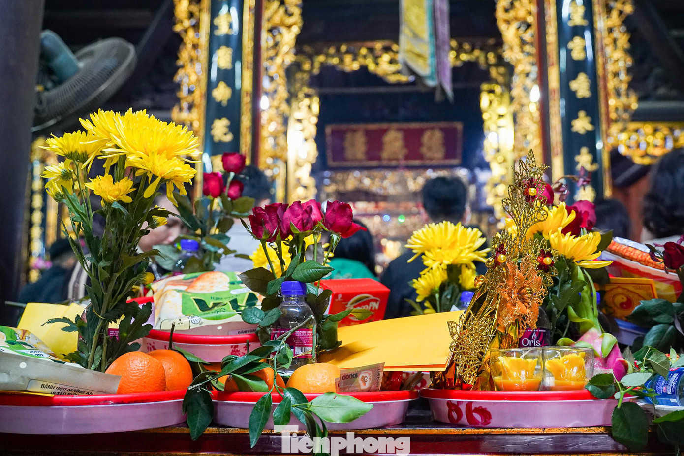 Nơi sắp lễ tấp nập các bạn trẻ.