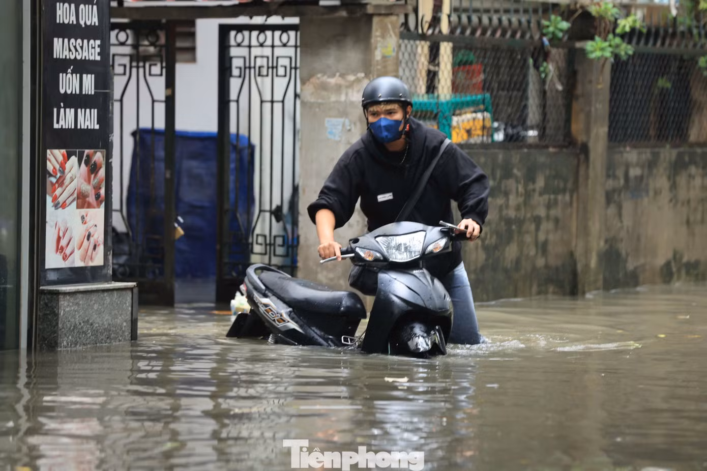 Hơn 8h, đường Triều Khúc ngập sâu, nhiều xe chết máy.