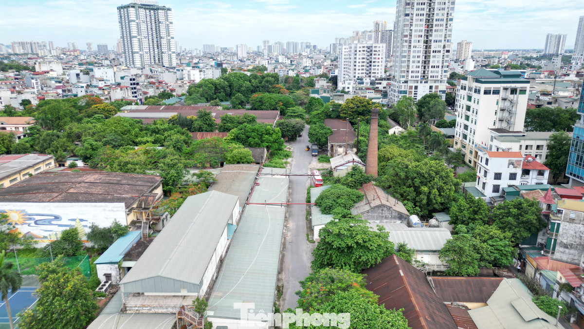 Ngày 8/8/2023, Phó Chủ tịch UBND TP Hà Nội - Nguyễn Trọng Đông đã ký quyết định ban hành danh mục nhà, đất phải di dời theo quy hoạch trên địa bàn thành phố (đợt 1). Trong đó, Nhà máy Thuốc lá Thăng Long là 1 trong 9 địa điểm phải di dời khỏi nội đô trong 5 năm tới do không phù hợp quy hoạch.