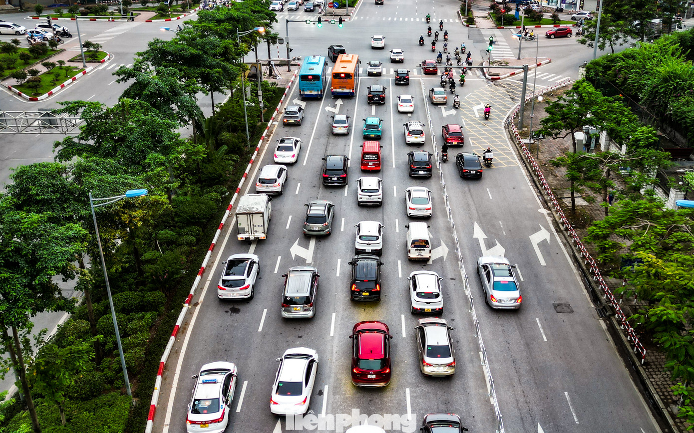 Còn với làn đường hỗn hợp khá thông thoáng, các phương tiện lưu thông thuận lợi.