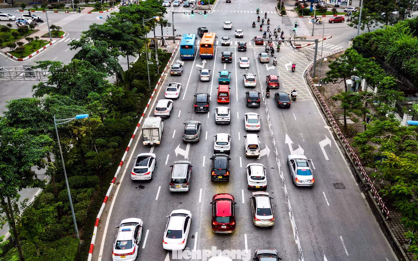 Còn với làn đường hỗn hợp khá thông thoáng, các phương tiện lưu thông thuận lợi.