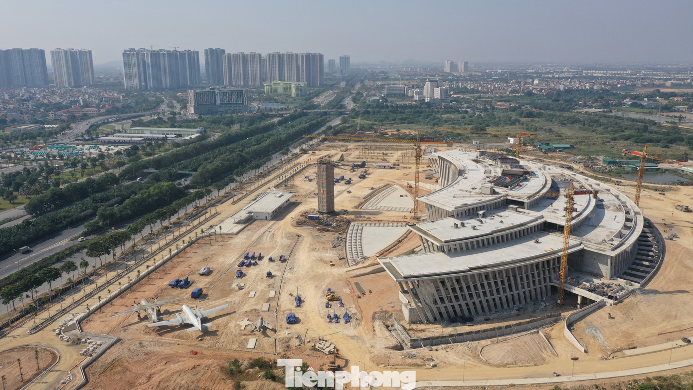 Thượng tá Lê Vũ Huy - Giám đốc Bảo tàng Lịch sử Quân sự Việt Nam cho biết, dự án sau khi hoàn thành sẽ trưng bày 8 chuyên đề, 7 bộ sưu tập và 12 chuyên ngành quân sự của Quân đội Nhân dân Việt Nam. Bên ngoài tòa nhà sẽ có các công trình phục dựng quân sự, trưng bày các vũ khí lớn... Ở giai đoạn 1, bảo tàng sẽ trưng bày 6 chủ đề về tiến trình lịch sử, giới thiệu về lịch sử quân sự Việt Nam từ thời Hùng Vương dựng nước tới thời đại Hồ Chí Minh.