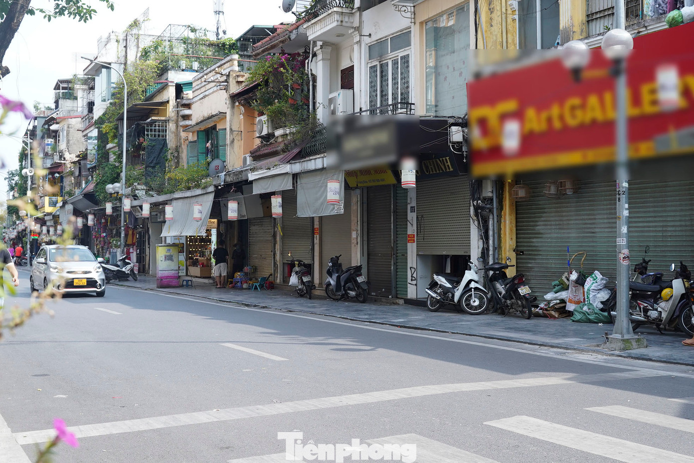 Khác hẳn với vẻ nhộn nhịp thường ngày, những ngày gần đây, hàng loạt cửa hàng trên các tuyến phố như Hàng Ngang, Hàng Đào, Hàng Giầy... "cửa đóng then cài". Khác hẳn với vẻ nhộn nhịp thường ngày, những ngày gần đây, hàng loạt cửa hàng trên các tuyến phố như Hàng Ngang, Hàng Đào, Hàng Giầy... "cửa đóng then cài".