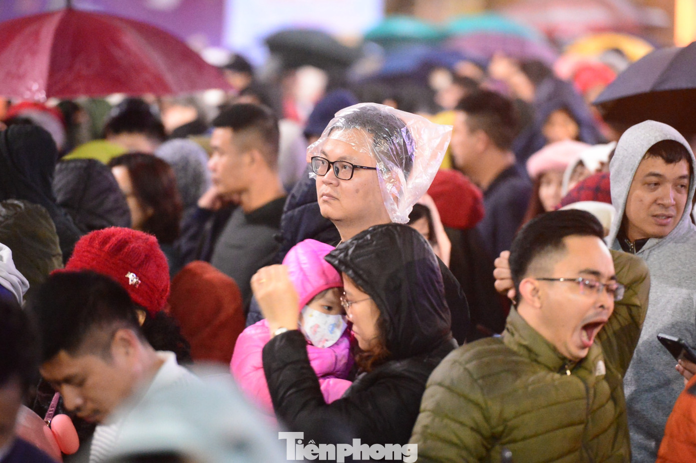Dù mưa kèm lạnh nhưng nhiều người vẫn cố chờ màn trình diễn. Dù mưa kèm lạnh nhưng nhiều người vẫn cố chờ màn trình diễn.