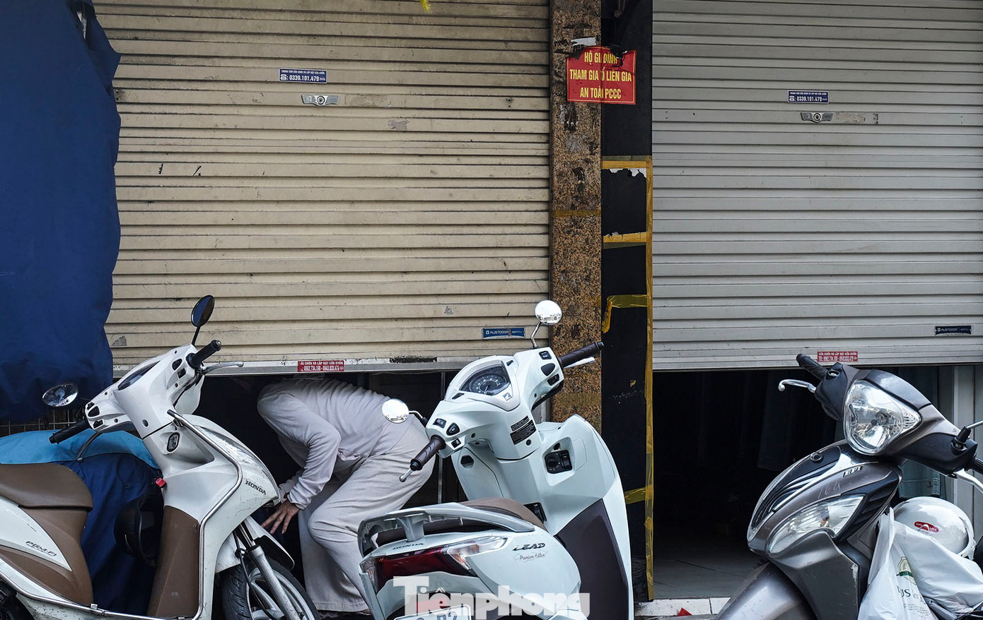 Một số cửa hàng "kinh doanh kín", chỉ mở cửa cho khách quen (Hình ảnh ghi nhận lúc 14h chiều 3/6).