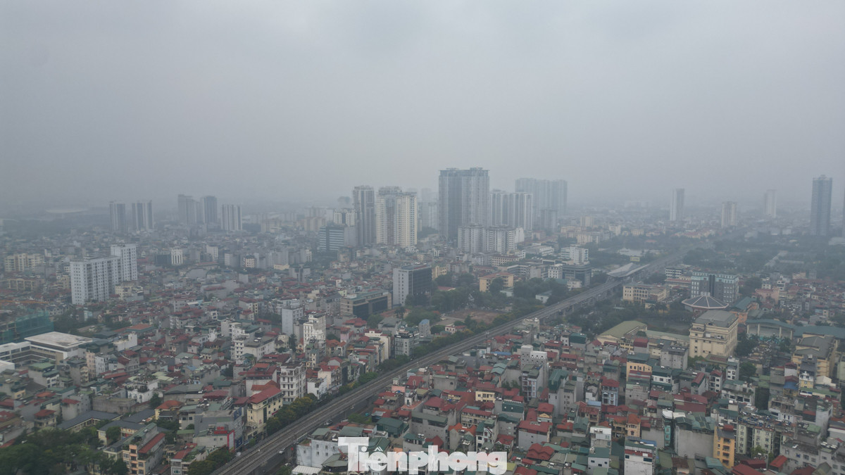 Không khí đặc quánh khiến người dân chỉ có thể quan sát những tòa nhà khi ở khoảng cách gần.