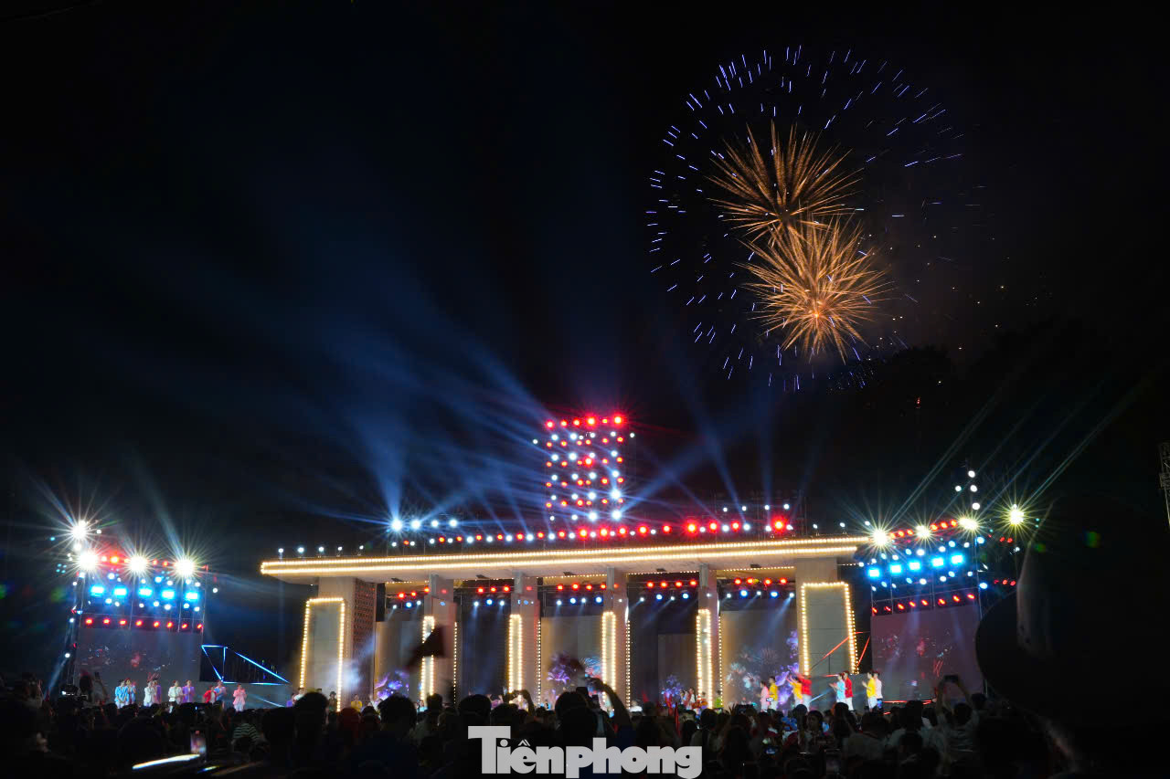 Cùng với chương trình "Vang mãi khúc khải hoàn", Hà Nội đã tổ chức bắn pháo hoa tầm cao, tầm thấp tại công viên Thống Nhất (Hà Nội), tối 27/4.