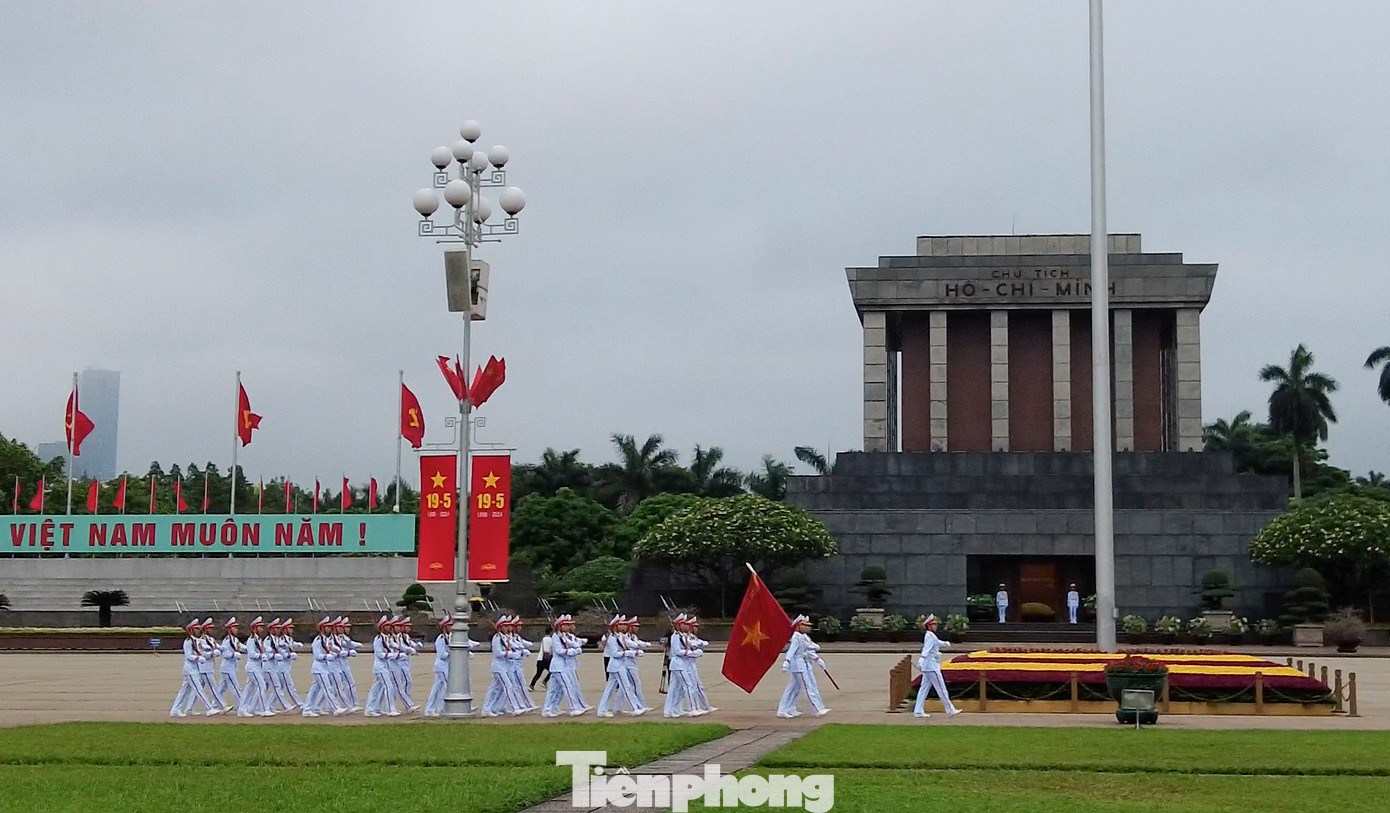 5h50 sáng, đội tiêu binh tiến bước ra Quảng trường Ba Đình để thực hiện nghi lễ chào cờ trong tiếng nhạc hào hùng của bài hát "Tiến bước dưới quân kỳ".
