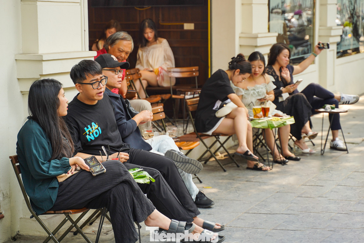 Cà phê và thưởng thức xôi cốm gần như trở thành những hoạt động không thể thiếu của các bạn trẻ vào mỗi dịp cuối tuần.