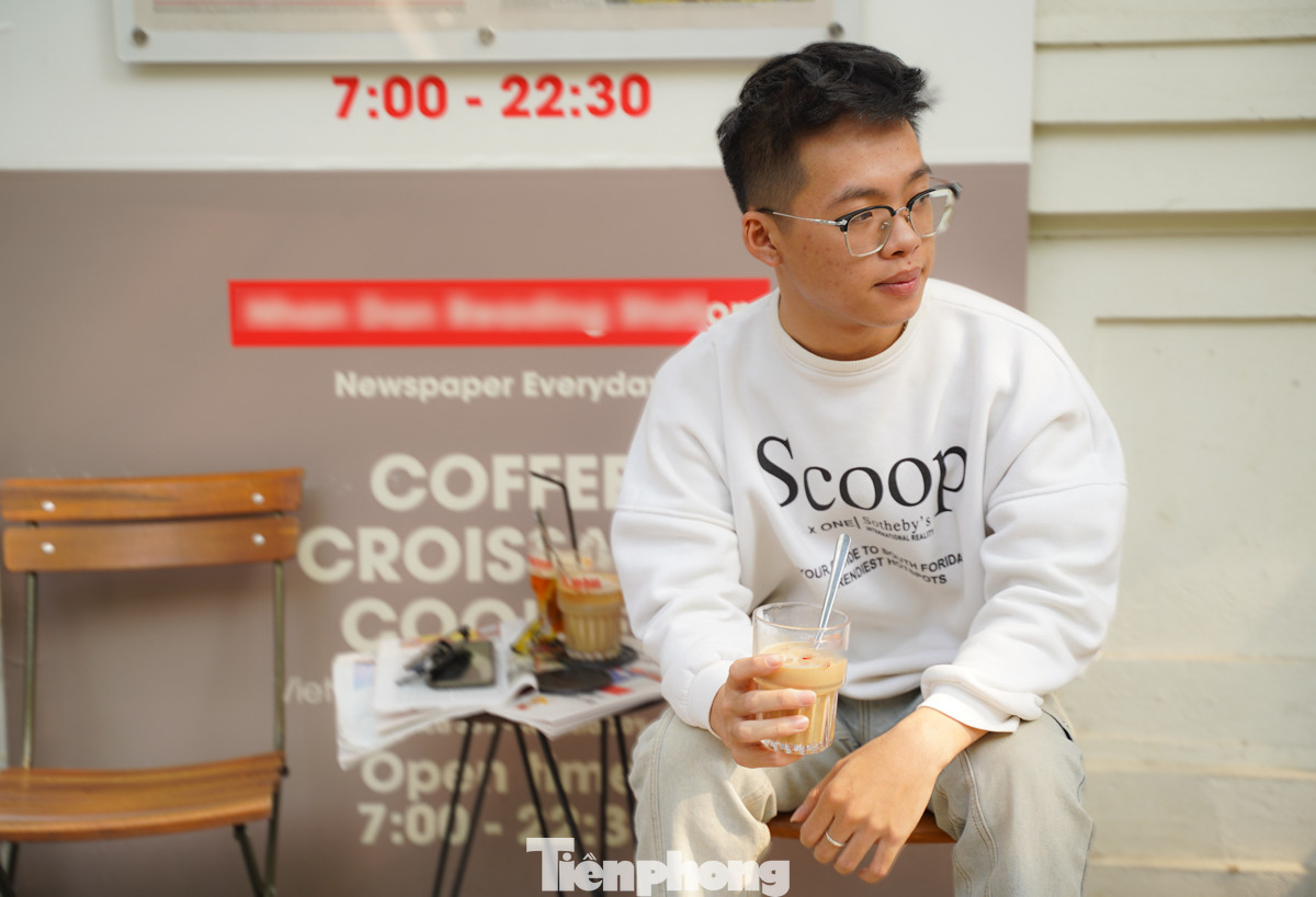 Quanh khu vực Nhà thờ Lớn, các bạn trẻ tìm cho mình những góc cà phê riêng biệt, tạo không gian thư giãn và trò chuyện thoải mái.