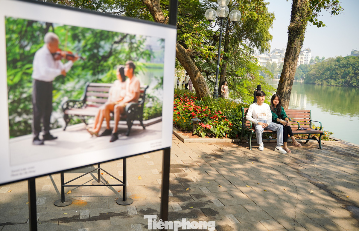 Anh Lê Nghĩa (quận Thanh Xuân) cùng người yêu lên phố đi bộ Hồ Gươm ngày cuối tuần để ngắm nhìn thành phố.