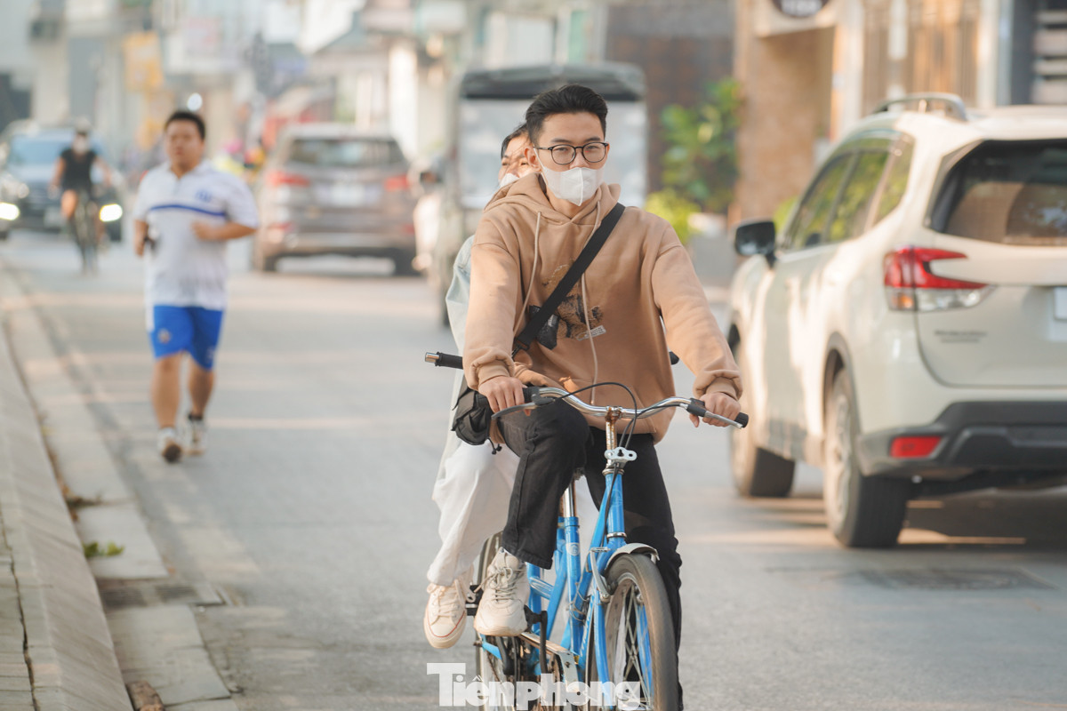 Sáng sớm ngày 9/11, Hồ Tây ngập tràn không khí trong lành và năng động với hình ảnh nhiều bạn trẻ dậy sớm đạp xe, vừa rèn luyện sức khỏe vừa tận hưởng những khoảnh khắc thư thái. “Cuối tuần, mình thích đạp xe để vận động và giải tỏa căng thẳng sau một tuần làm việc mệt mỏi", anh Vũ Quốc Khánh (Thanh Trì, Hà Nội) cho biết.