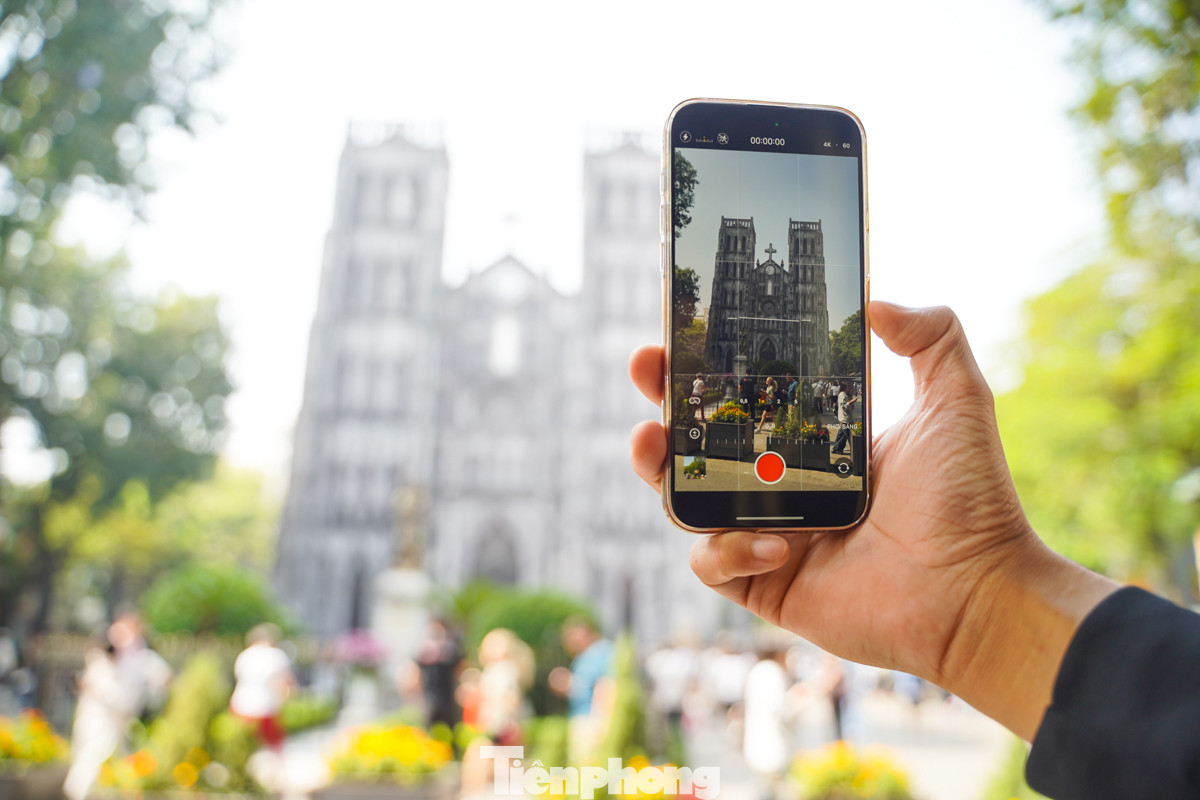 Quanh khu vực Nhà thờ Lớn, các bạn trẻ tìm cho mình những góc cà phê riêng biệt, tạo không gian thư giãn và trò chuyện thoải mái.