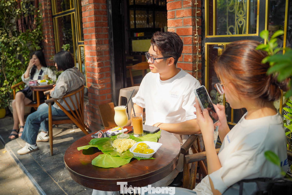 Quanh khu vực Nhà thờ Lớn, các bạn trẻ tìm cho mình những góc cà phê riêng biệt, tạo không gian thư giãn và trò chuyện thoải mái.