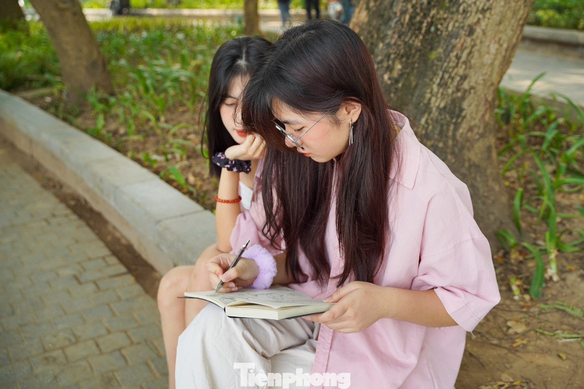 Bạn Đỗ Lê Anh (SN 2006, quận Cầu Giấy) cho biết, hôm nay là cuối tuần nên quyết định 'đổi gió' bằng cách tìm những địa điểm mới để vẽ tranh. "Đổi địa điểm cũng là một cách giúp góc nhìn của mình mới hơn, có thêm nhiều gam màu lạ trong nét vẽ của mình", Lê Anh nói thêm.