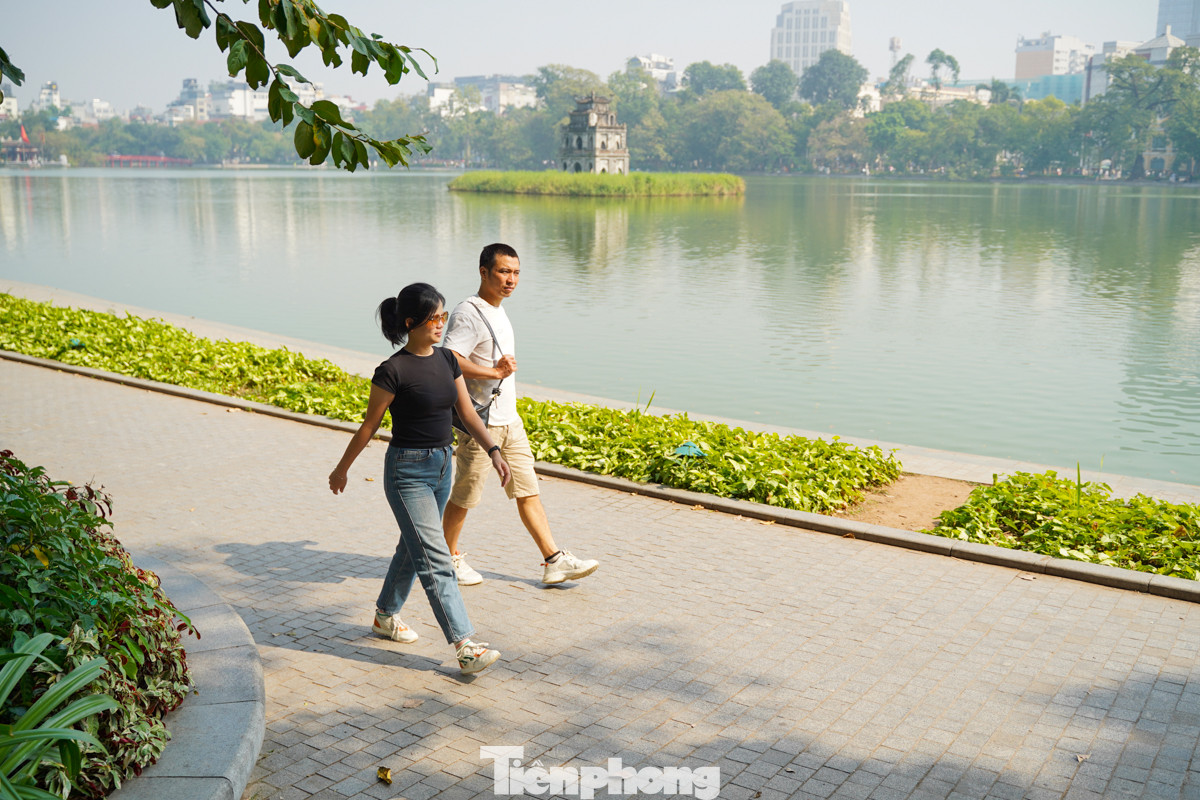 Dạo bộ quanh Hồ Gươm vào buổi sáng sớm cũng là một lựa chọn yêu thích của nhiều người để tận hưởng không khí trong lành và bắt đầu ngày mới nhẹ nhàng.