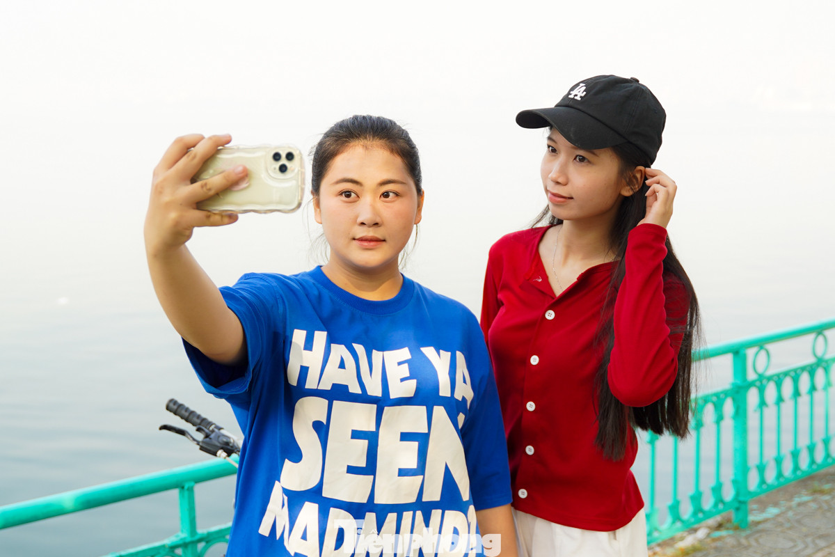 Cũng như anh Khánh, chị Tú Linh (quận Cầu Giấy, Hà Nội) cũng dành thời gian cuối tuần lên Hồ Tây đạp xe cùng bạn bè. “Sau khi đạp xe, mình thường đi ăn sáng và uống cà phê với bạn để nạp năng lượng, chuẩn bị cho tuần làm việc mới,” chị Linh chia sẻ.