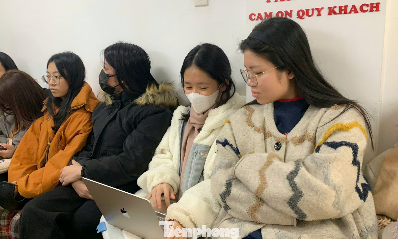 "Tôi muốn mua vé về quê vào ngày 25 Tết vì đó là ngày làm việc cuối cùng của tôi nhưng hiện đã hết vé. Các ngày từ 26, 27 đến 29 Tết gần như không có vé để về quê của tôi nên tôi đang cân nhắc xin nghỉ làm sớm vài hôm để về quê. Vé xe mấy ngày đấy vẫn còn", chị Thảo chia sẻ.