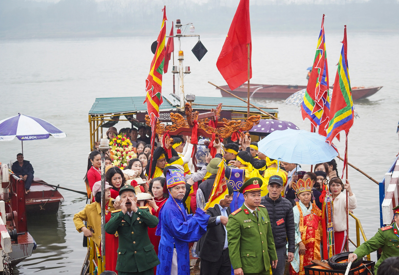 Sau khi đi quanh làng, đoàn rước sẽ xuống thuyền ra giữa dòng sông Hồng lấy nước.