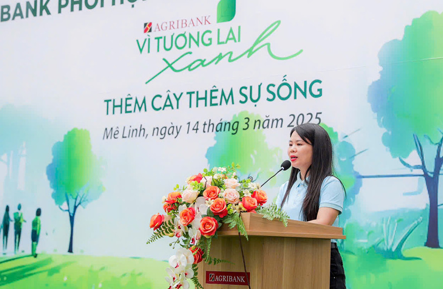 Bà Đinh Thu Hương - Giám đốc Agribank Chi nhánh Mê Linh phát biểu tại sự kiện Bà Đinh Thu Hương - Giám đốc Agribank Chi nhánh Mê Linh phát biểu tại sự kiện