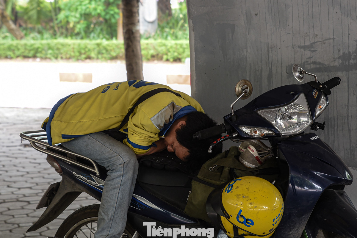 Nhiều tài xế tạm chợp mắt vội trên chính chiếc xe của mình.