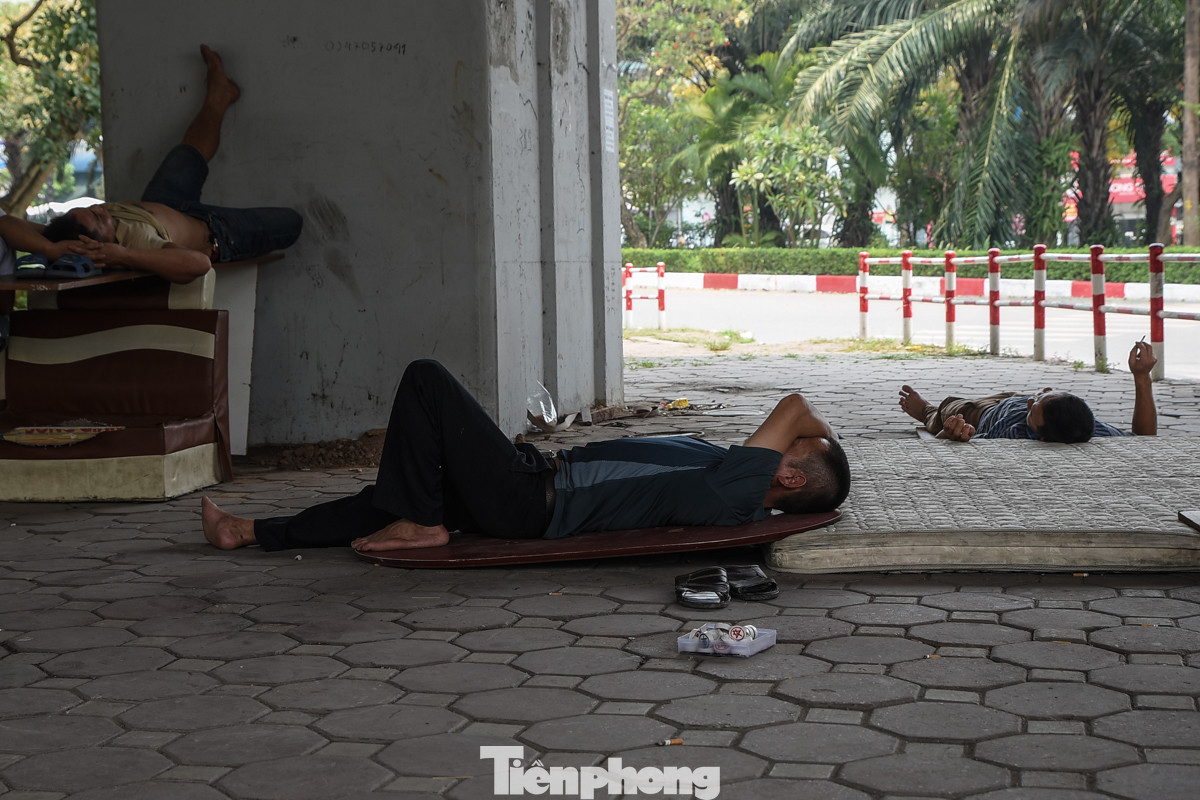 Hầu hết đây đều là những người làm việc ngoài trời như lái xe ôm, bốc vác hàng hoá... nên không có chỗ ngủ cố định, cứ chỗ nào mát là họ dùng để nghỉ ngơi.
