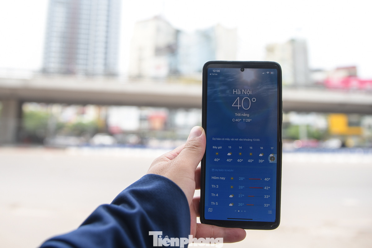 Những ngày qua, Hà Nội luôn trong tình trạng nắng gay gắt, nhiệt độ ngoài trời từ sáng đến chiều luôn dao động mức 36-40 độ C. Ghi nhận của Tiền Phong lúc 13 giờ ngày 29/4, nhiệt độ 40 độ C, bầu trời đầy nắng.