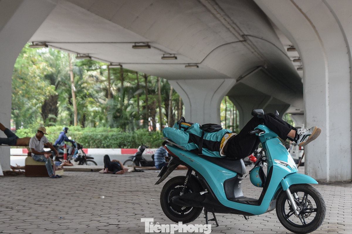 Nhiều tài xế tạm chợp mắt vội trên chính chiếc xe của mình.