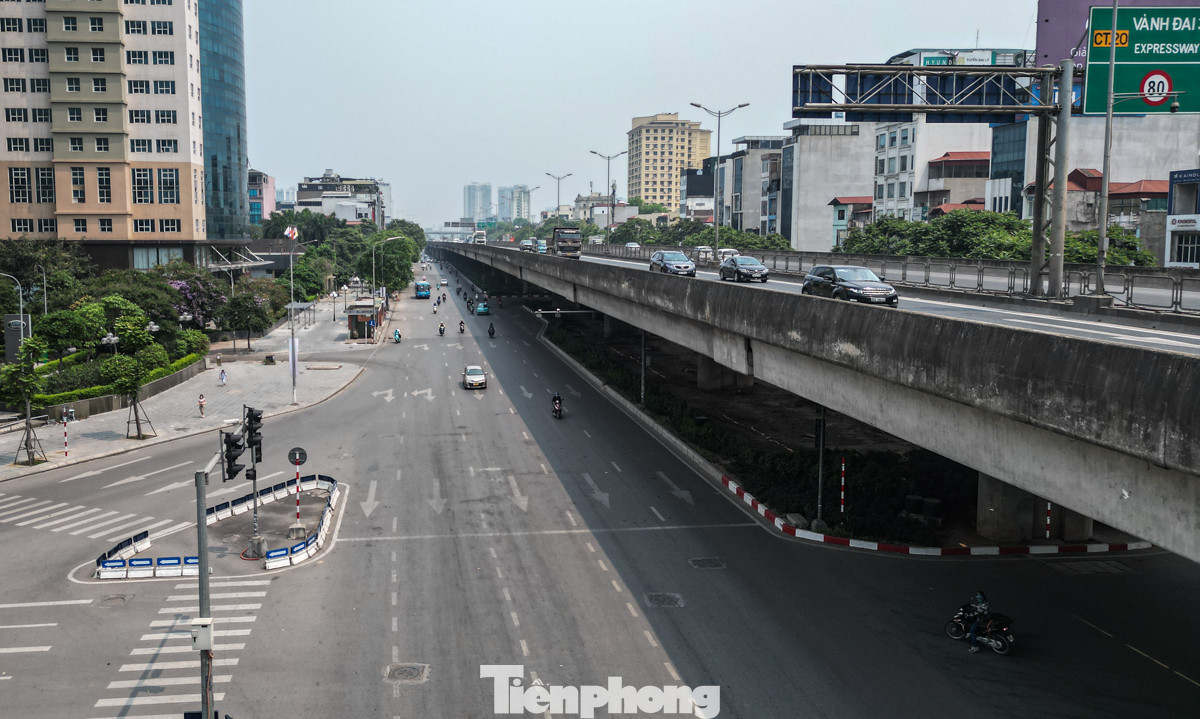 Những cây cầu vượt ở Thủ đô những ngày nắng nóng thành nơi có bóng mát cho người đi đường.