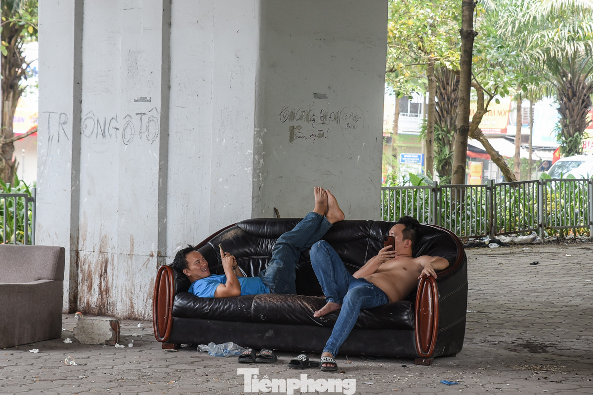 Những chiếc ghế bị bỏ đi dưới gầm cầu trở thành điểm nghỉ ngơi lý tưởng của nhiều người.