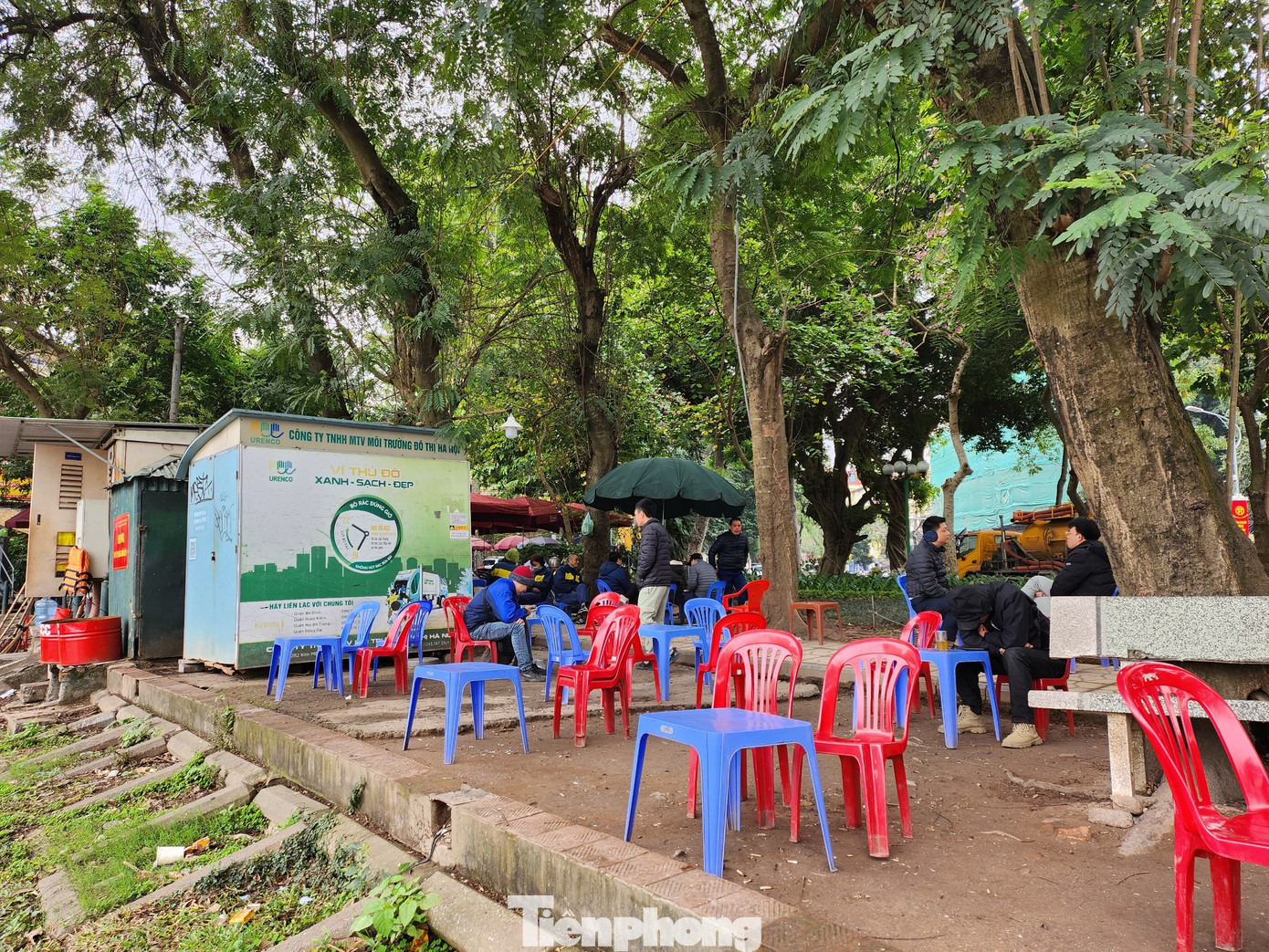 Không gian chung bị người dân chiếm dụng làm hàng quán trà đá, cà phê.