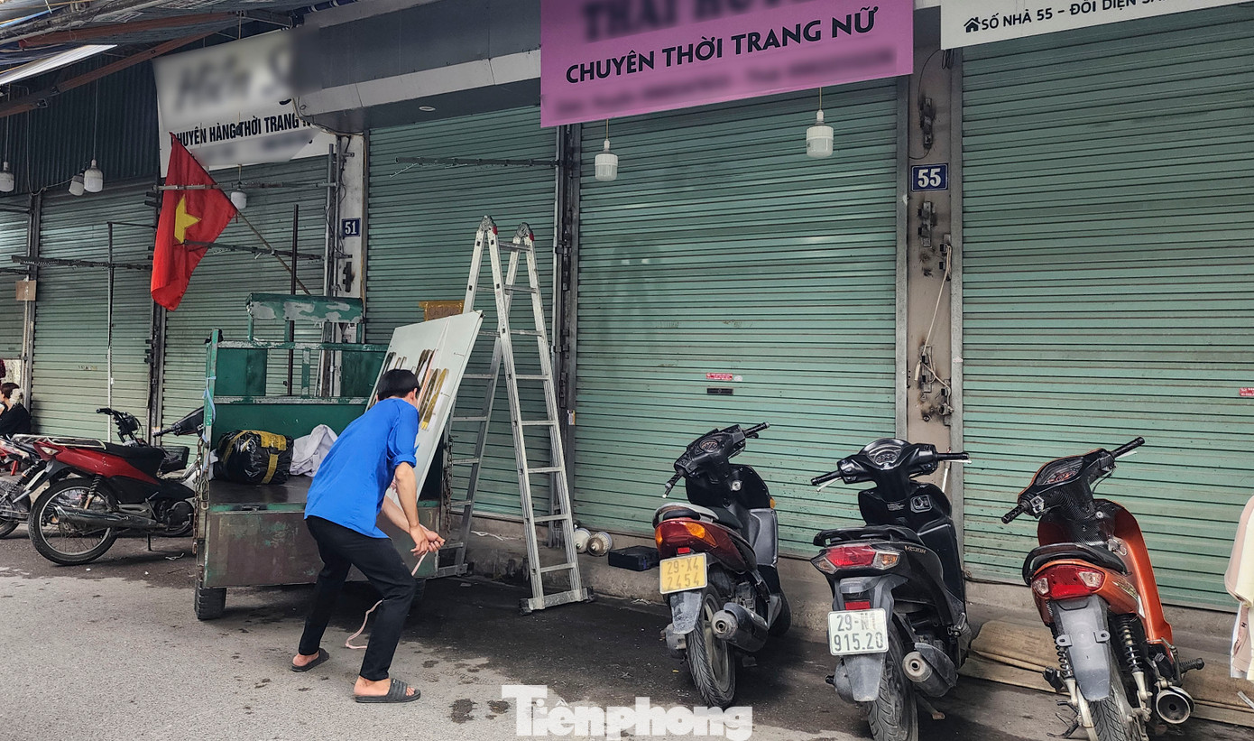 Một số cửa hàng còn tháo cả biển hiệu kinh doanh. Một số cửa hàng còn tháo cả biển hiệu kinh doanh.