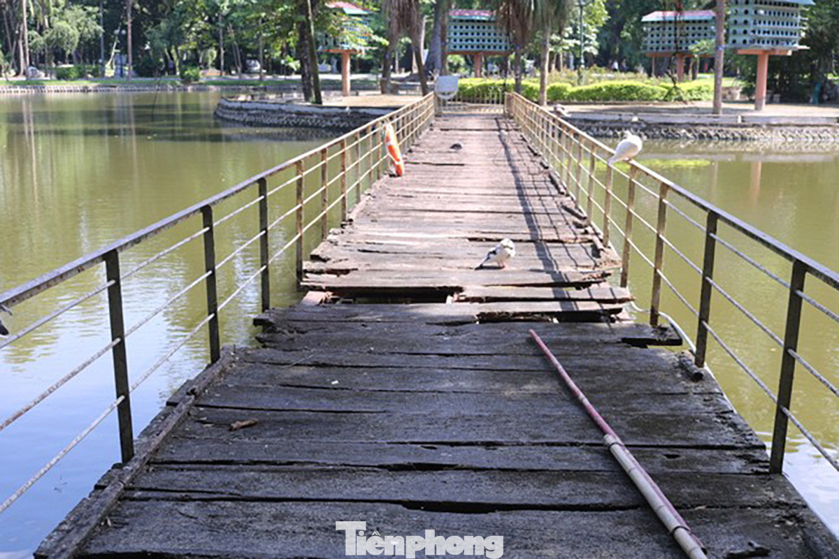 Vườn Bách Thảo (quận Ba Đình) có diện tích trên 10ha, nhiều hạng mục bị hư hỏng, xuống cấp theo thời gian, gây mất mỹ quan và ảnh hưởng không gian sử dụng của người dân.