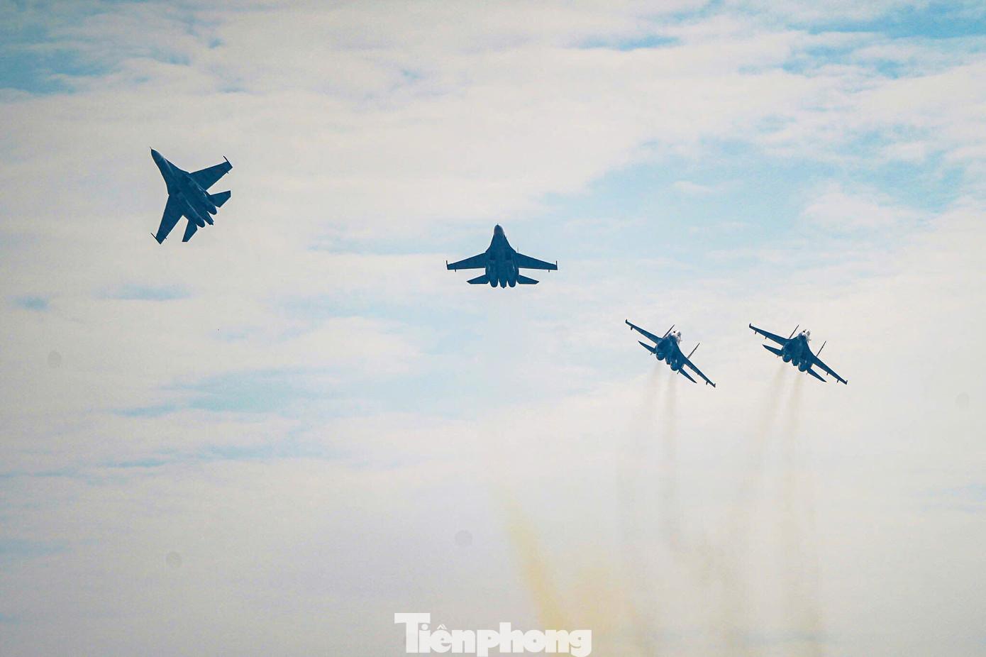 Su-30MK2 nhào lộn trên bầu trời.