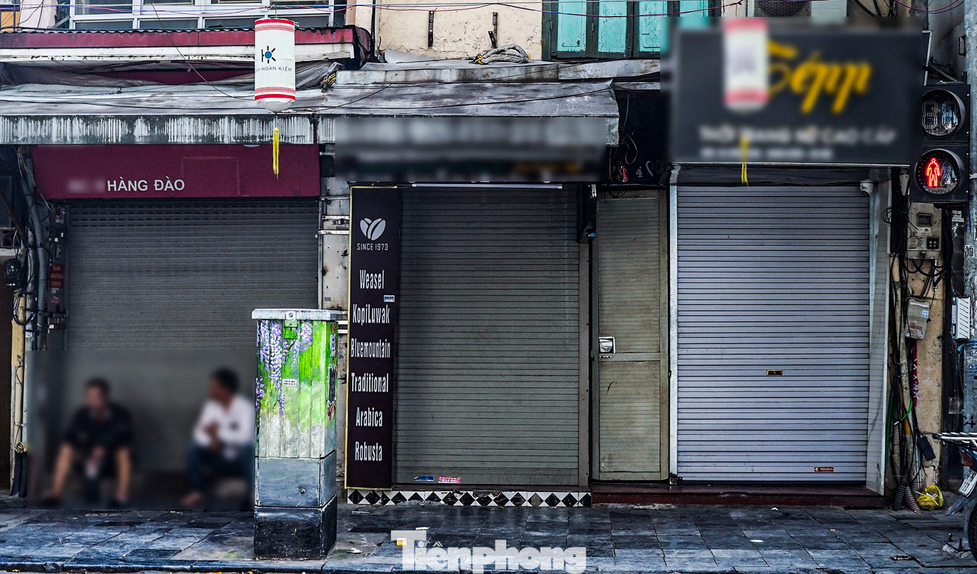 Khu vực Hàng Đào, nơi nổi tiếng với nhiều cửa hàng kinh doanh quần áo gần như "đồng loạt hạ cửa".