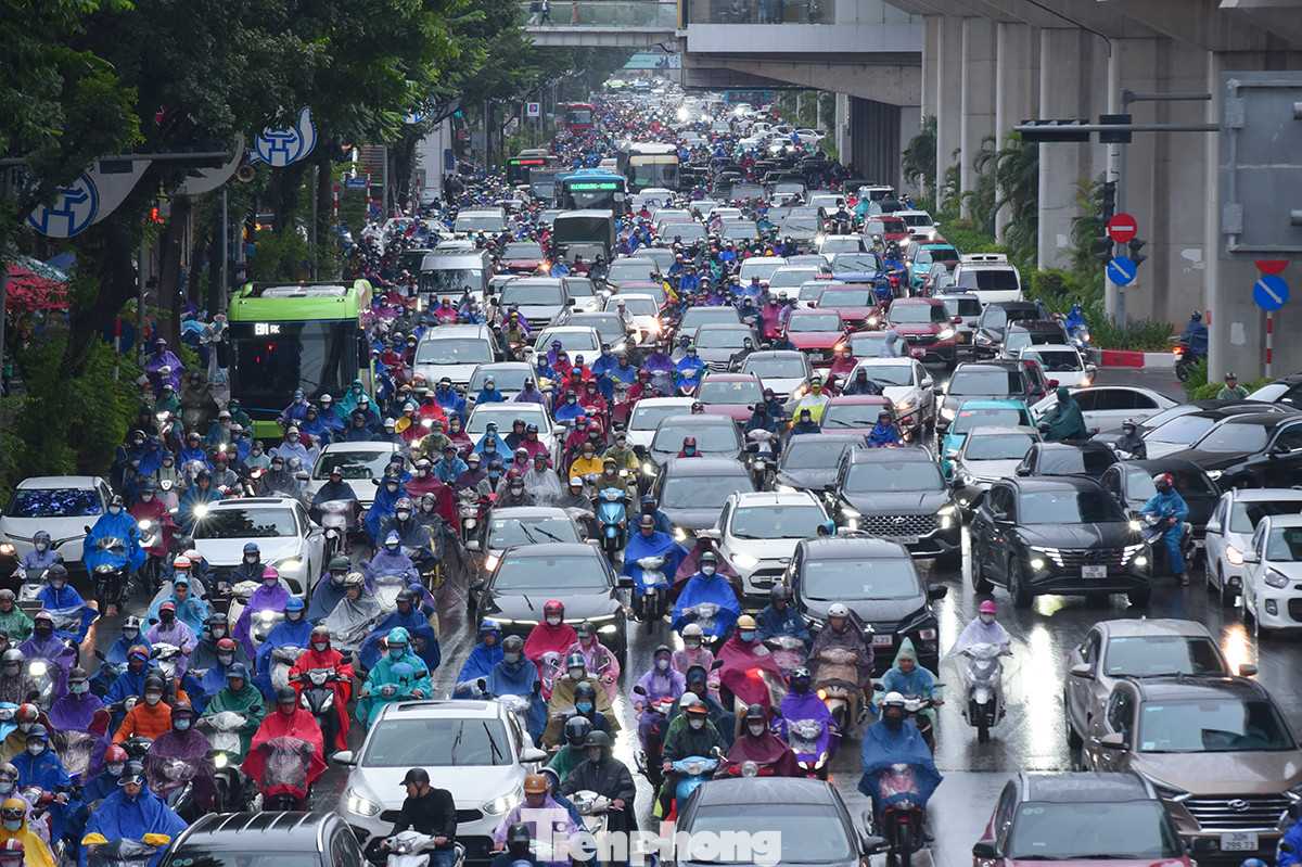 Lúc hơn 7 giờ, nhiều tuyến đường Thủ đô như Nguyễn Trãi, Trường Chinh, Cầu Giấy... đều rơi vào cảnh ùn tắc kéo dài, người dân chật vật di chuyển dưới trời mưa rét.