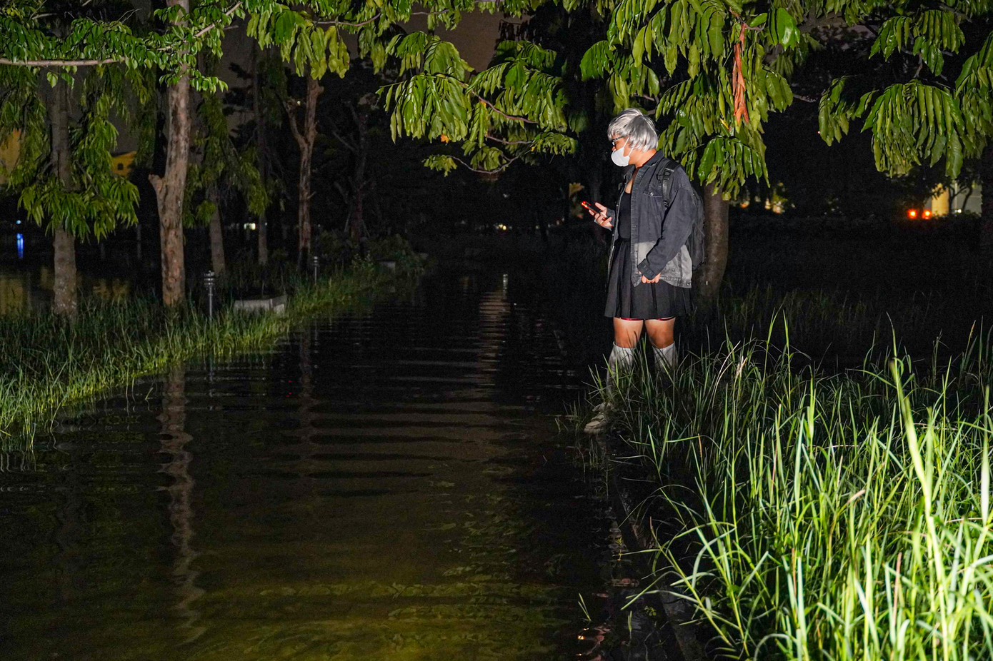 Hẹn bạn đến Công viên hồ điều hòa Mai Dịch chơi, Khánh Chi (Cầu Giấy) bất ngờ khi chứng kiến cảnh công viên ngập sâu trong nước. “Lần đầu tiên mình thấy cảnh như thế này, không biết phải vào công viên kiểu gì nữa”.