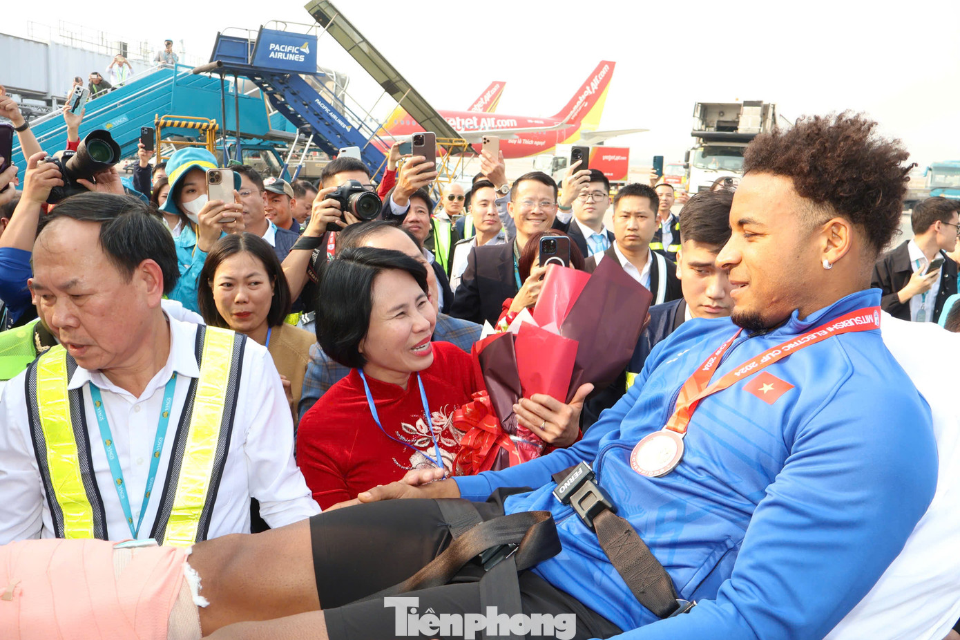 Xuân Son gặp chấn thương nặng trong trận chung kết lượt về ASEAN Cup 2024 tối 5/1. Ngay khi xuống sân bay, anh được các bác sĩ đưa về điều trị tại Bệnh viện Đa khoa Quốc tế Vinmec.