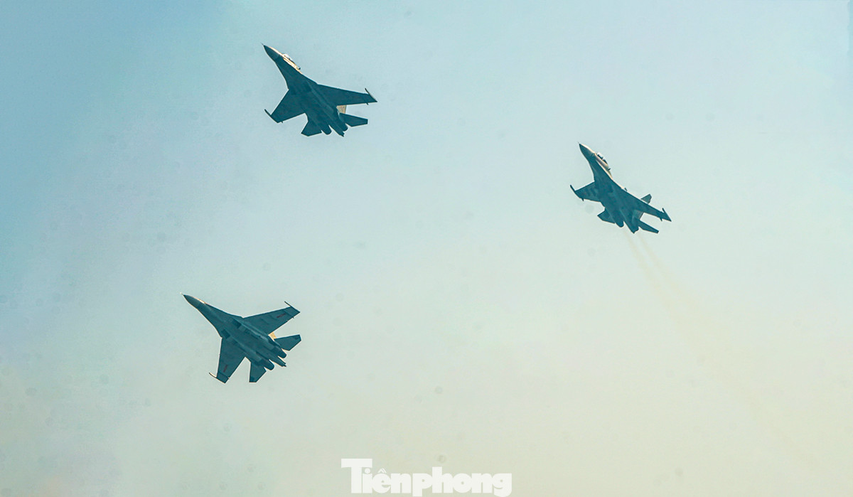 Biên đội tiêm kích Su30-MK2 hợp luyện chuẩn bị cho Triển lãm Quốc phòng quốc tế Việt Nam 2024 tại sân bay Gia Lâm.