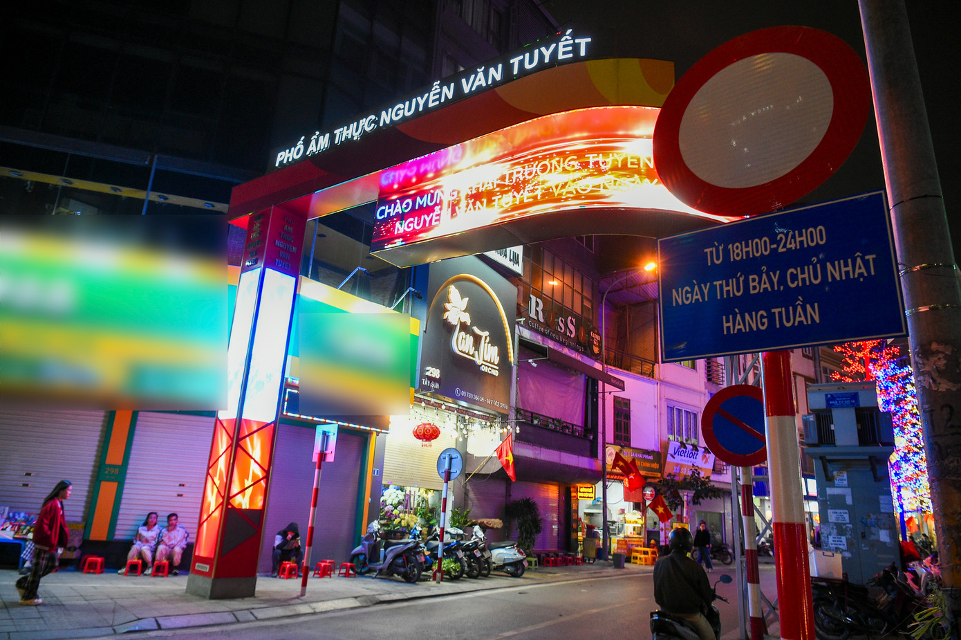 Khai trương đầu năm 2025, phố đi bộ ẩm thực Nguyễn Văn Tuyết (quận Đống Đa) sau hai tháng hoạt động nay vắng vẻ, đìu hiu. Theo quan sát của PV Tiền Phong, vào khung giờ 18h-24h cuối tuần, rào chắn không còn, phương tiện ra vào tự do. Khai trương đầu năm 2025, phố đi bộ ẩm thực Nguyễn Văn Tuyết (quận Đống Đa) sau hai tháng hoạt động nay vắng vẻ, đìu hiu. Theo quan sát của PV Tiền Phong, vào khung giờ 18h-24h cuối tuần, rào chắn không còn, phương tiện ra vào tự do.