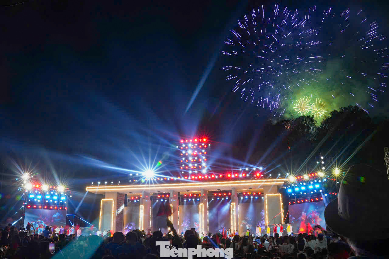 Hàng nghìn người dân đã có mặt tại khu vực này chờ xem bắn pháo hoa.