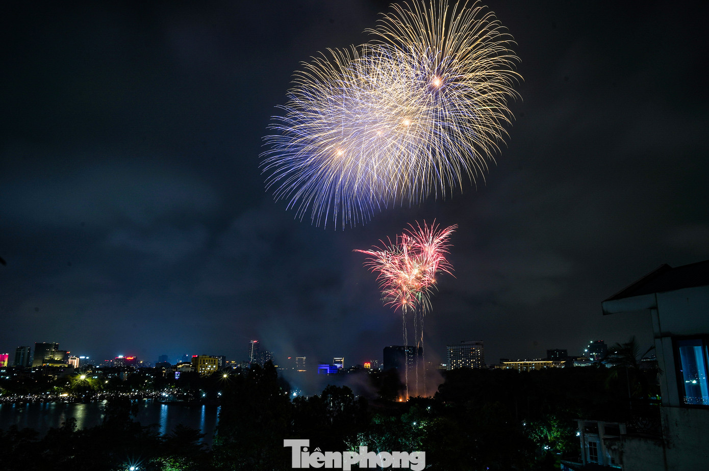 Cầu truyền hình "Vang mãi khúc khải hoàn" được tổ chức tại ba điểm cầu mang tính biểu tượng trên cả nước gồm công viên Thống Nhất (Hà Nội), khu vực Đôi bờ Hiền Lương - Bến Hải (Quảng Trị) và Công viên Bờ sông Sài Gòn (TP HCM).