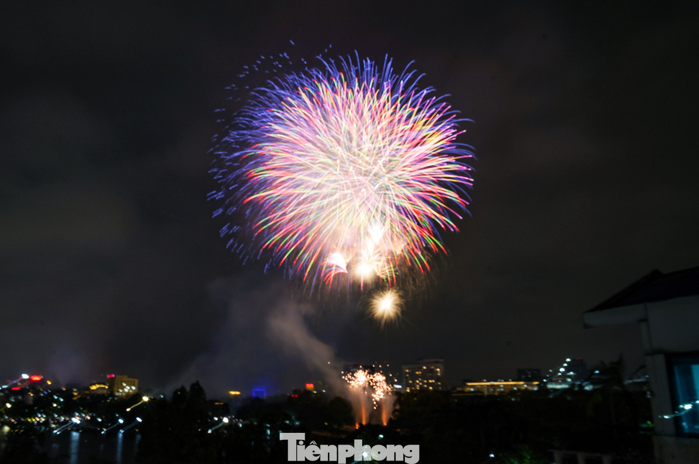 Những màn pháo hoa được đầu tư công phu. Thời tiết Hà Nội hôm nay thuận lợi cho "bữa tiệc” ánh sáng trên bầu trời.