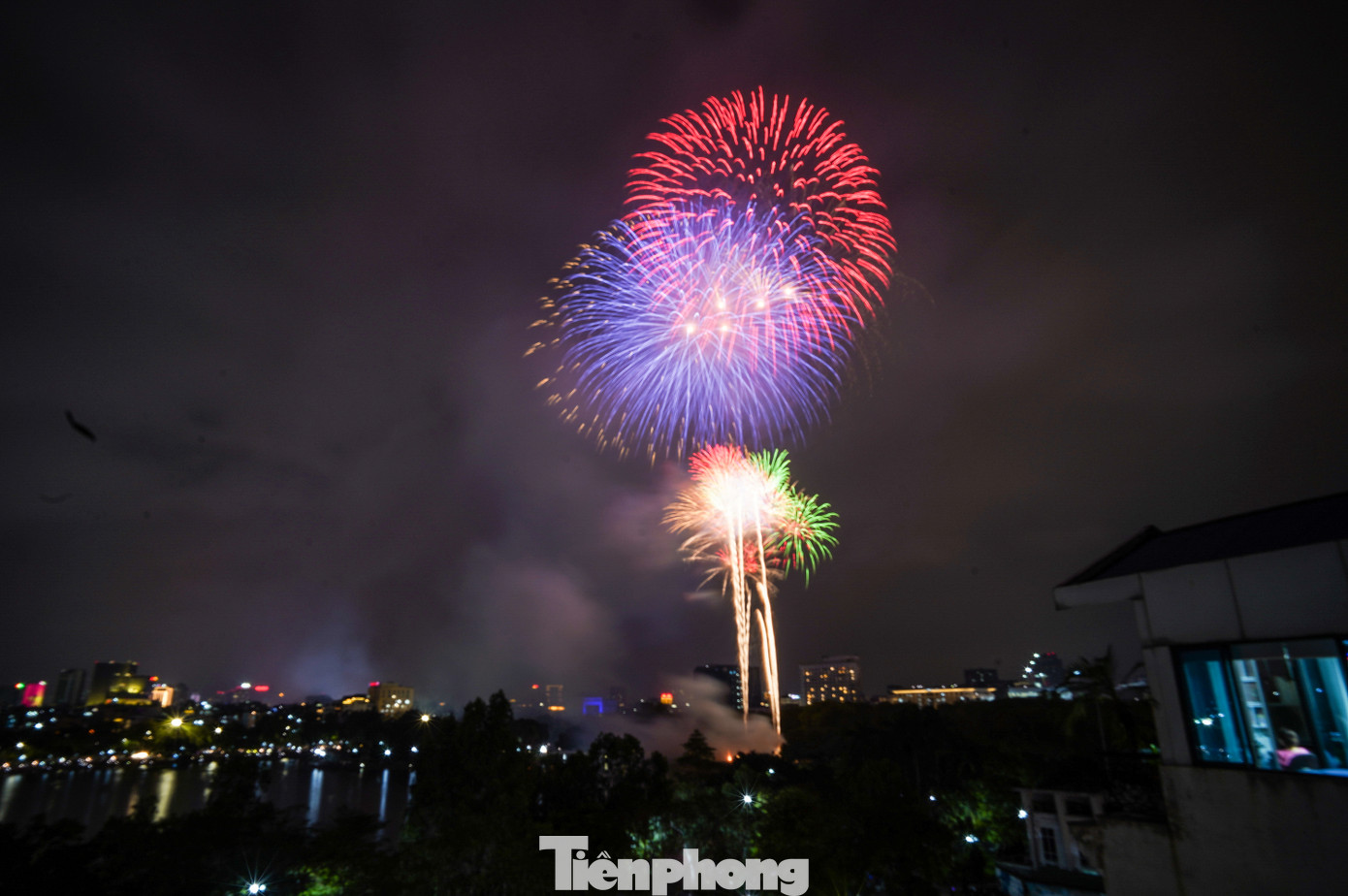 Gần 22h, 600 quả pháo tầm cao cùng 90 giàn pháo hoa tầm thấp đã khai hỏa tại công viên Thống Nhất.