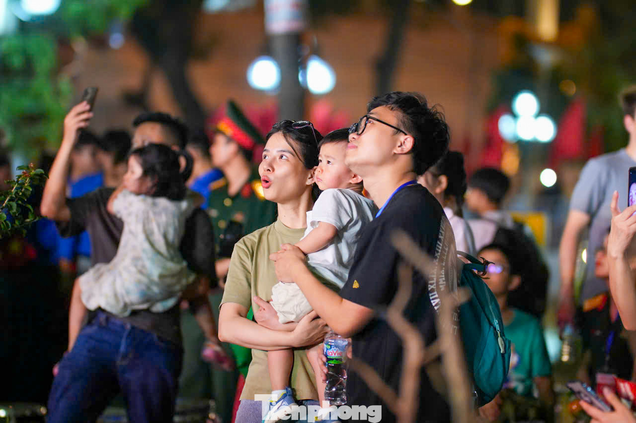 Hàng nghìn người dân đã có mặt tại khu vực này chờ xem bắn pháo hoa.